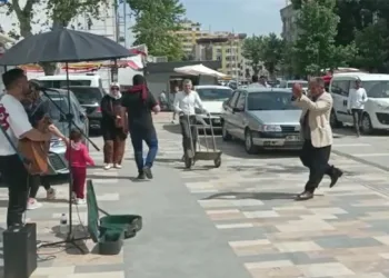 Sokak müzisyeni çaldı, vatandaş oynadı