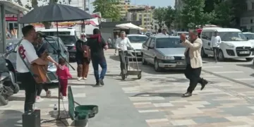 Sokak müzisyeni çaldı, vatandaş oynadı