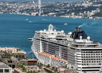 2 dev gemi İstanbul’a demirledi