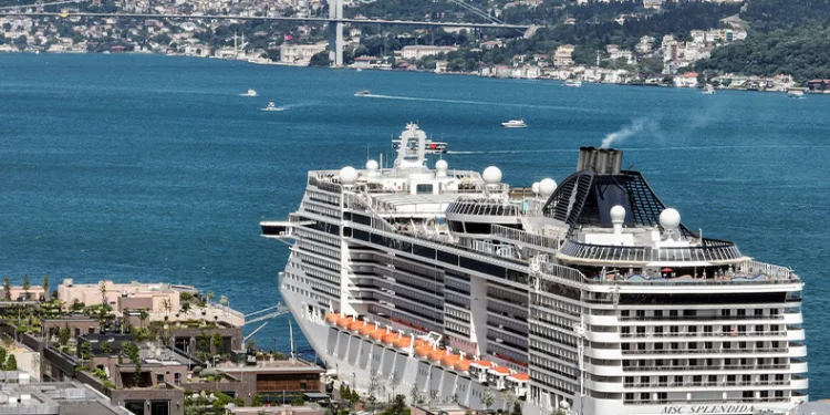 2 dev gemi İstanbul’a demirledi