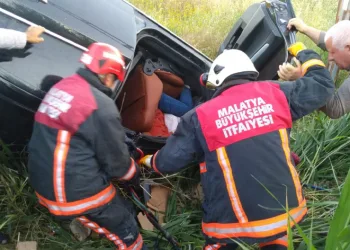 Otomobil elektrik direğine çarptı