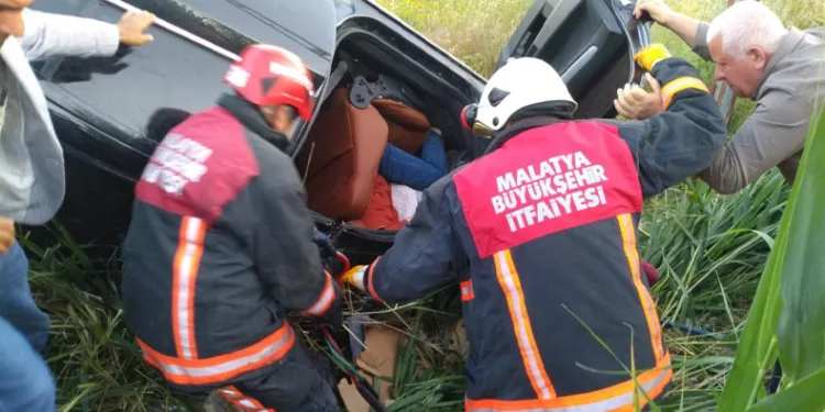 Otomobil elektrik direğine çarptı