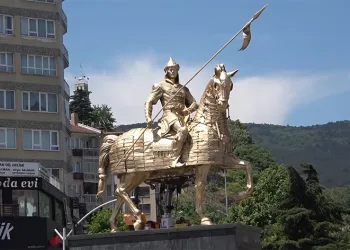 ‘Osmangazi Heykeli’ yeni rengine kavuştu
