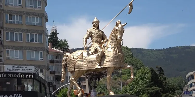 ‘Osmangazi Heykeli’ yeni rengine kavuştu