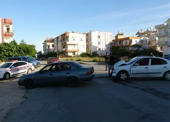 Araçlar kafa kafaya çarpıştı