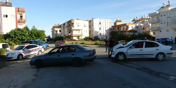 Araçlar kafa kafaya çarpıştı