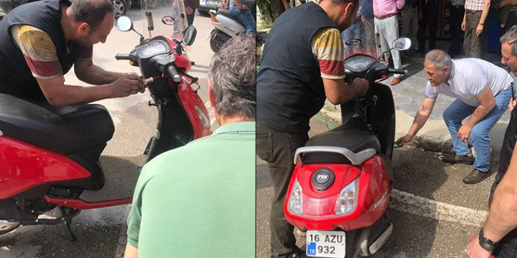 Motosikletin içinden 1 metrelik yılan çıktı