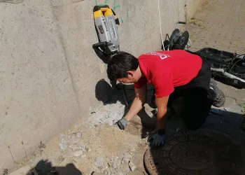 Yağmur borusuna sıkışan kedi 5 saatte kurtarıldı