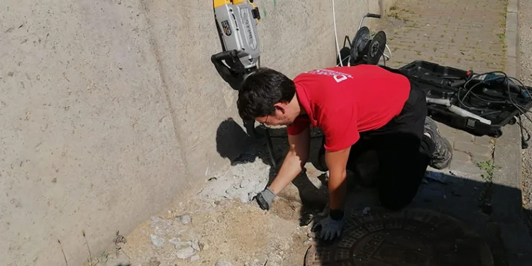 Yağmur borusuna sıkışan kedi 5 saatte kurtarıldı