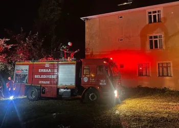 Yıldırım düşen evin çatısı yandı