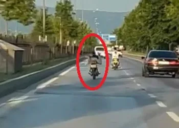 Bursa’da, kasksız sürücü yüzüstü uzanarak motosiklet sürdü