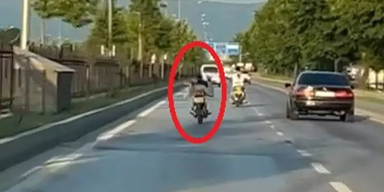 Bursa’da, kasksız sürücü yüzüstü uzanarak motosiklet sürdü
