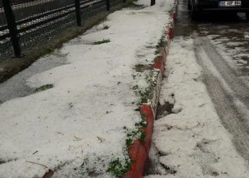 20 dakikada sokaklar beyaza büründü