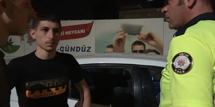 Ehliyetin el konulunca polislerle pazarlık yaptı