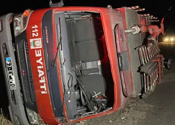 Yangına müdahaleye giden itfaiye erleri kaza yaptı