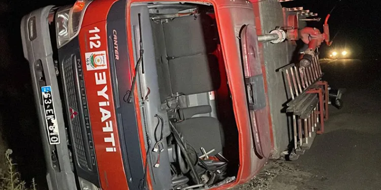 Yangına müdahaleye giden itfaiye erleri kaza yaptı