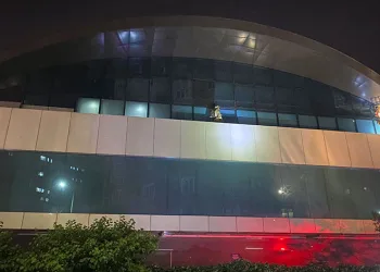 Teknoloji mağazası alev alev yandı