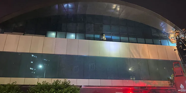 Teknoloji mağazası alev alev yandı