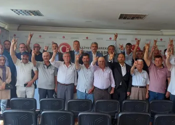 MHP’ye katılanlara rozetleri törenle takıldı