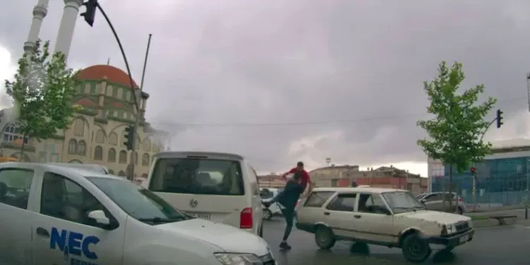 Film sahnelerini aratmayan kavga