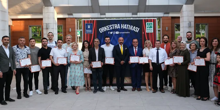 Orkestrada mezuniyet sevinci