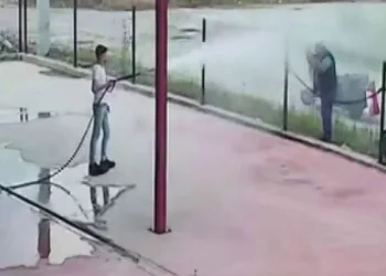 Serinlemek isteyen adam otoyıkamaya gitti