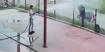 Serinlemek isteyen adam otoyıkamaya gitti