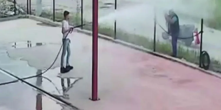 Serinlemek isteyen adam otoyıkamaya gitti