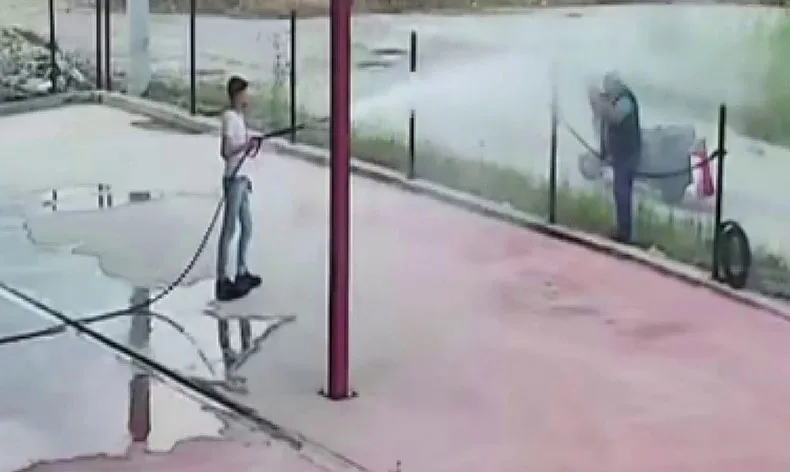 Serinlemek isteyen adam otoyıkamaya gitti