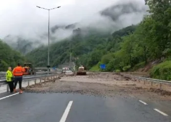 Sel suları nedeniyle karayolu ulaşıma kapandı