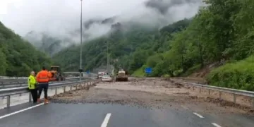 Sel suları nedeniyle karayolu ulaşıma kapandı