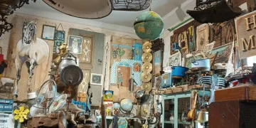 Tarihi çarşıda antikacı topluyor, cam ustası restore ediyor
