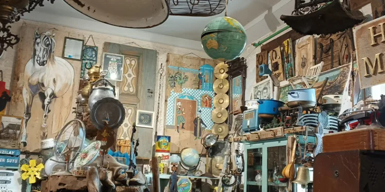 Tarihi çarşıda antikacı topluyor, cam ustası restore ediyor