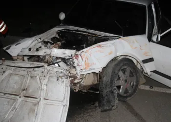 Konya’da iki otomobil çarpıştı
