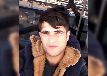 Yolun karşısına geçen gence otomobil çarptı