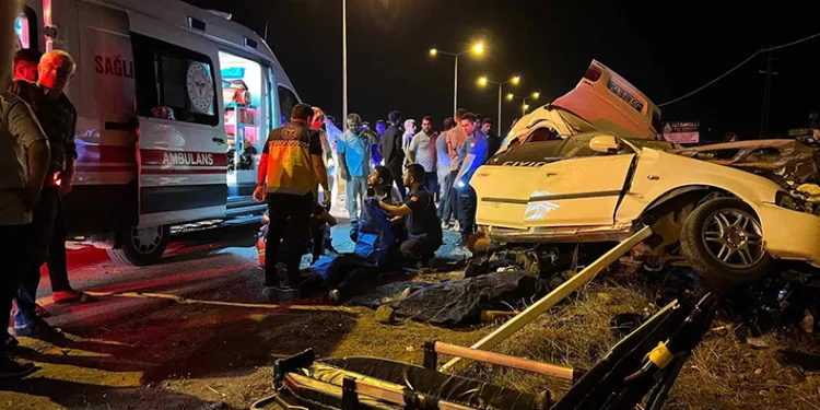 Otomobil karşı şeride geçti: 2 ölü
