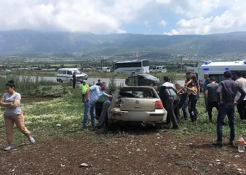 Takla atan otomobil tarlaya yuvarlandı