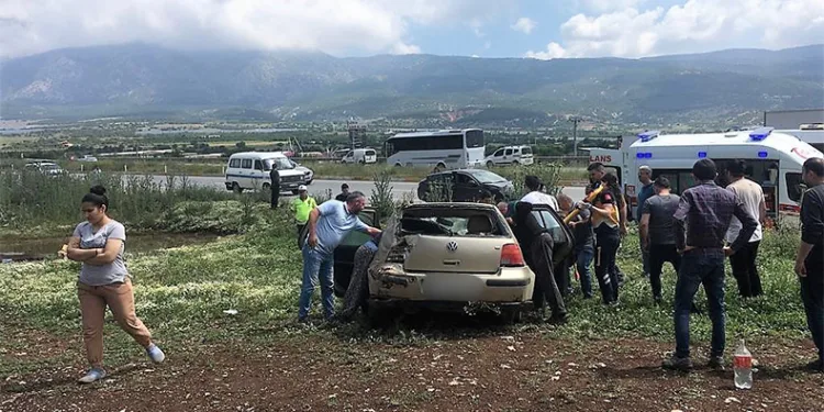 Takla atan otomobil tarlaya yuvarlandı