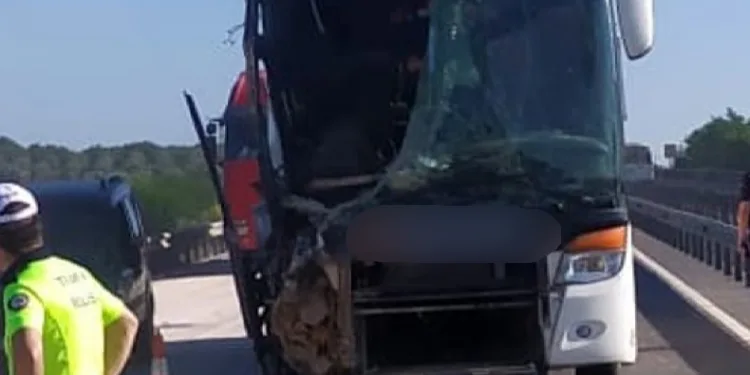 Yolcu otobüsü kamyona çarptı