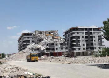 Kepçe operatörü enkaz altında kaldı