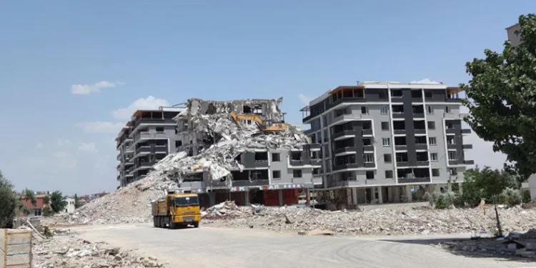 Kepçe operatörü enkaz altında kaldı