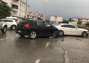 Iğdır’da iki otomobil çarpıştı
