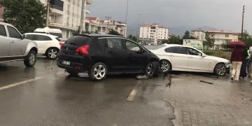 Iğdır’da iki otomobil çarpıştı