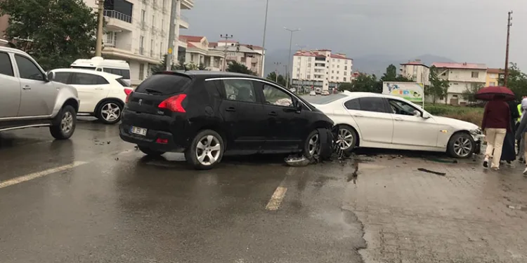 Iğdır’da iki otomobil çarpıştı