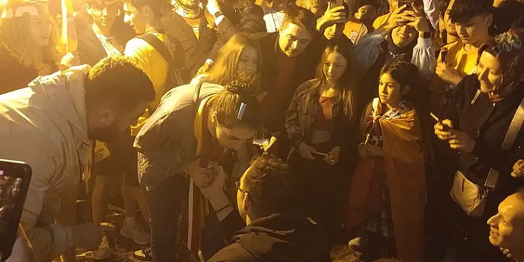 Şampiyonluk kutlamasında sürpriz evlilik teklifi