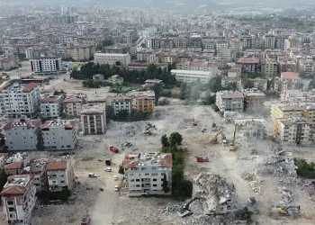 Hatay’da ağır hasarlı binalar yıkılıyor