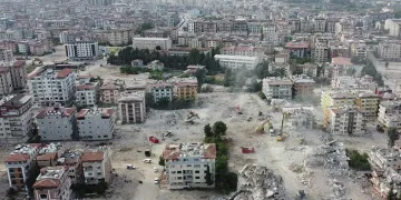 Hatay’da ağır hasarlı binalar yıkılıyor