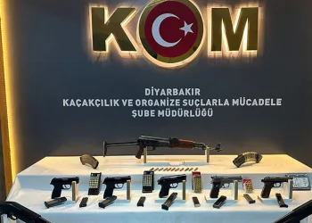 Eğlence mekanında çok sayıda silah ele geçirildi