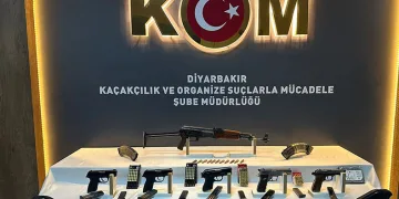 Eğlence mekanında çok sayıda silah ele geçirildi