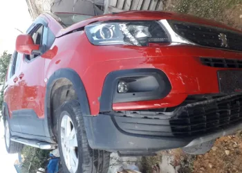 Kontrolden çıkan araç bahçeye uçtu